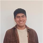 Soy un estudiante universitario muy animado al enseñar.